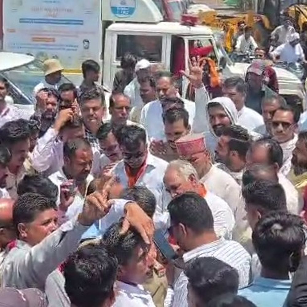 उज्जैन-झालावाड़ नेशनल हाईवे पर किसानों का चक्काजाम:भीषण गर्मी में हाईवे पर वाहनों की लंबी कतार, यात्री परेशान; अपनी मांगों पर डटे किसान