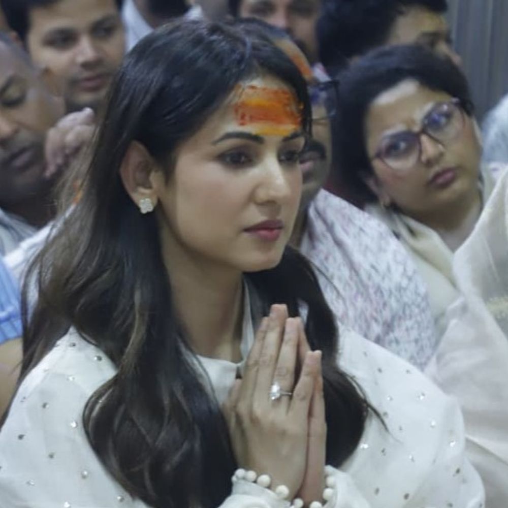 अभिनेत्री सोनल चौहान महाकाल मंदिर दर्शन करने पहुंचीं:भस्म आरती में हुईं शामिल, नंदी जी का पूजन कर कान में कही अपनी मनोकामना