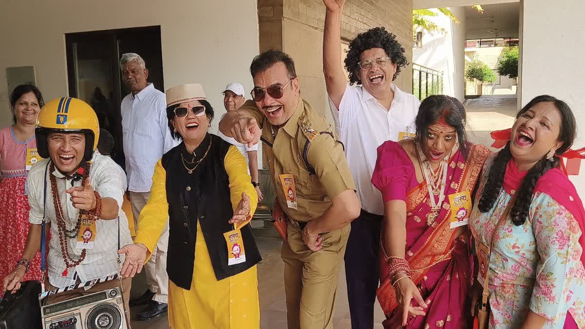 हंसोड़ा ग्रुप लोकप्रिय किरदारों में मंच पर उतरा