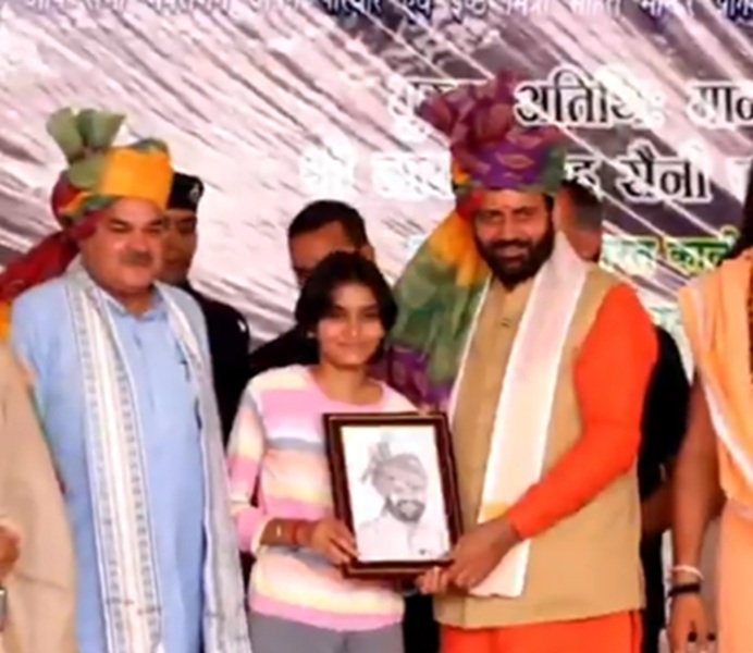 मुख्यमंत्री का 'नायाब' स्नेह : जब मंच पर नन्ही कलाकार को मिला नायब सिंह सैनी का दुलार, तस्वीर देख भावुक हुए CM