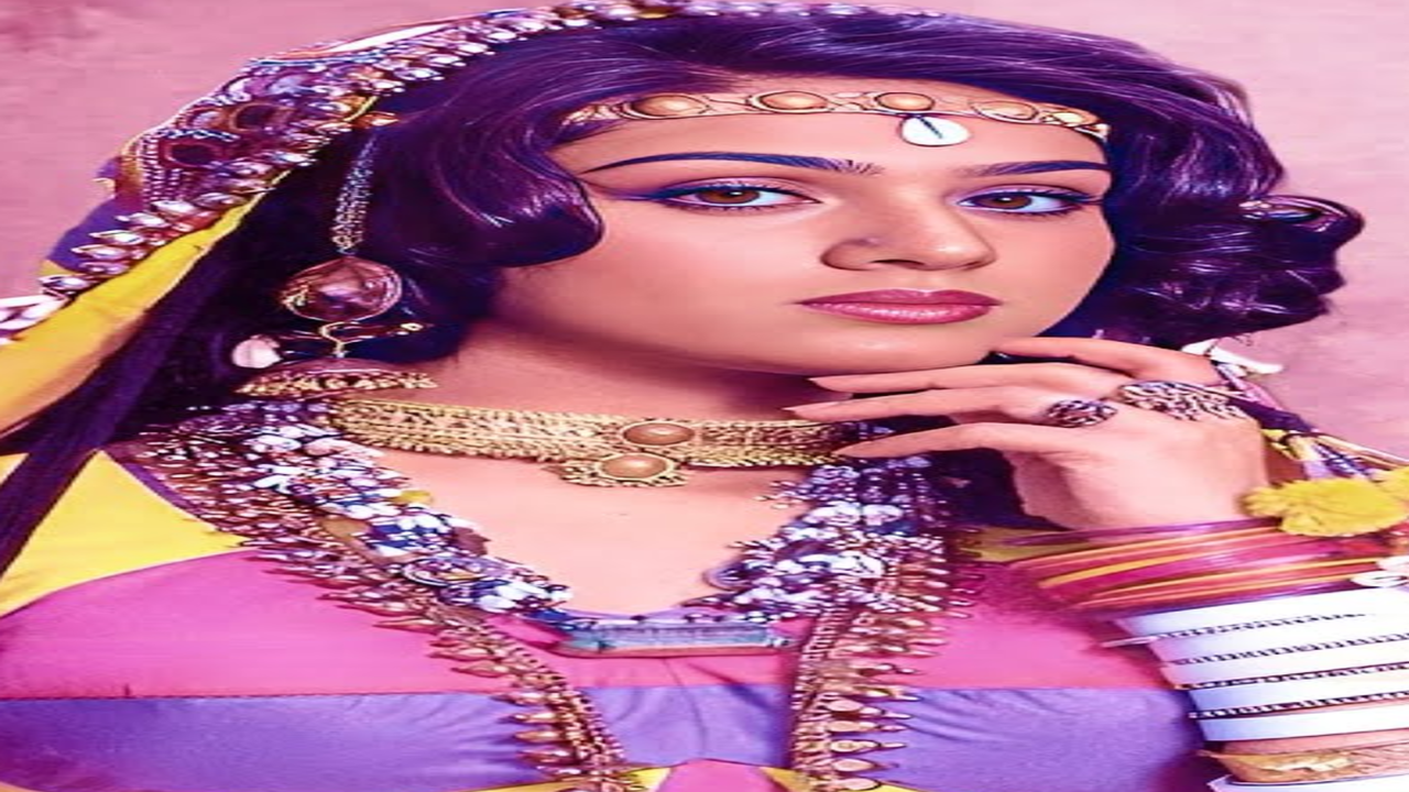 UP-बिहार की जान हैं मीनाक्षी शेषाद्रि के ये 7 गाने, नाचता है पूरा देश