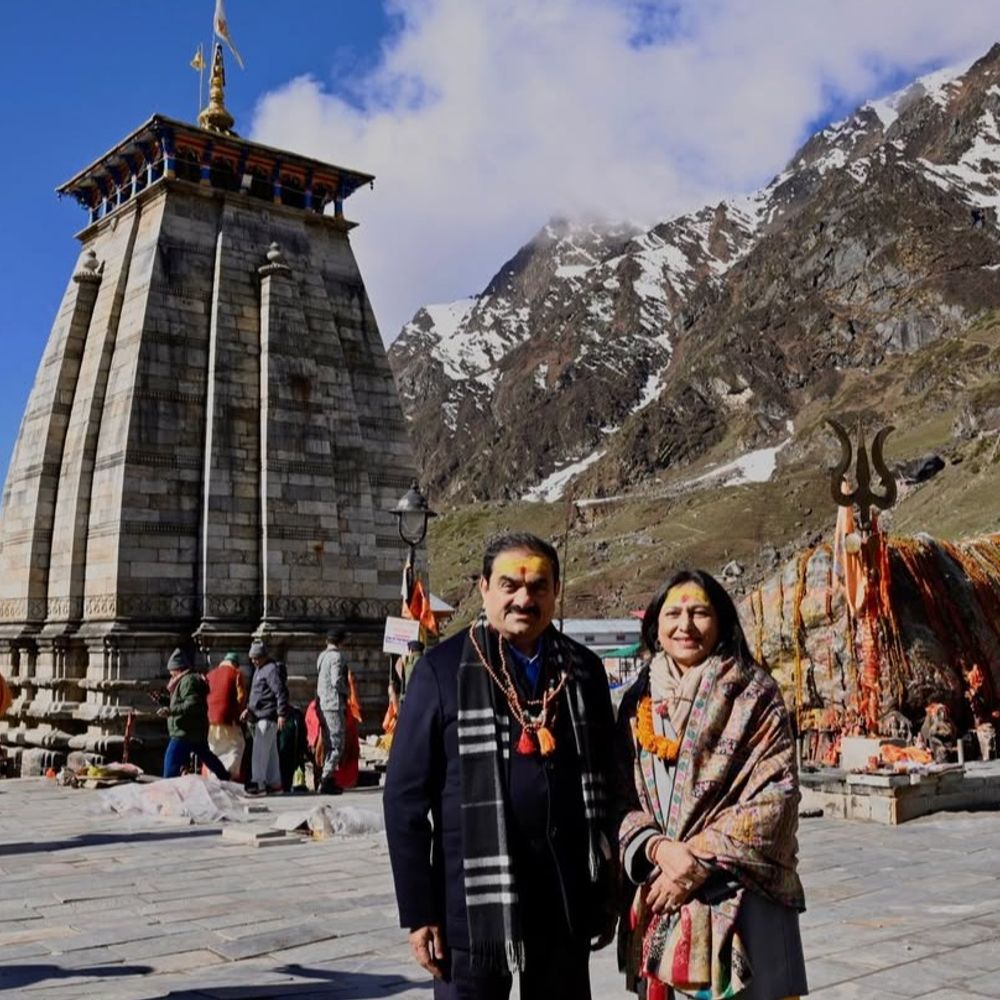 गौतम अडाणी शादी की 40वीं सालगिरह पर केदारनाथ पहुंचे:पत्नी के साथ जलाभिषेक किया; कंपनी बना रही ₹4,081 करोड़ से रोपवे