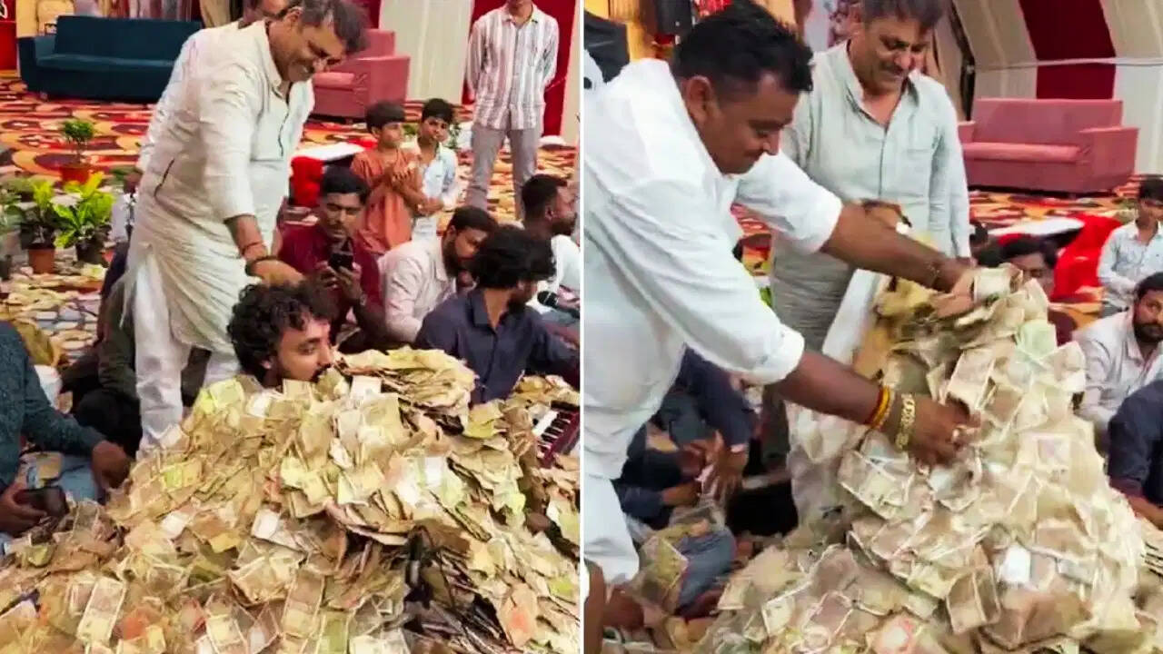 भजन गायक पर इस कदर बरसे नोट कि ढेर में दब गया पूरा स्टेज, वायरल VIDEO देख लोग हैरान