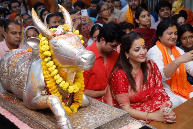 मोनालिसा ने महाकाल के दरबार में टेका माथा, नंदी हॉल से की विशेष पूजा