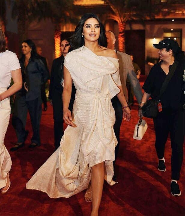 Priyanka Chopra हॉलीवुड के दिग्गज अभिनेता संग करेंगी स्क्रीन शेयर