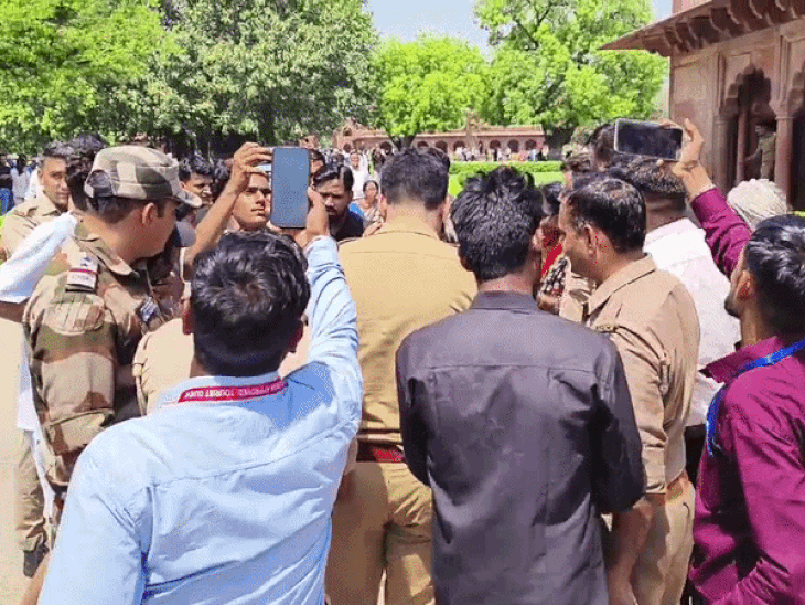 ताजमहल पहुंचे फेमस टीचर खान सर:कड़ी सुरक्षा में किया ताज दीदार, फैन्स में सैल्फी लेने की मची होड़