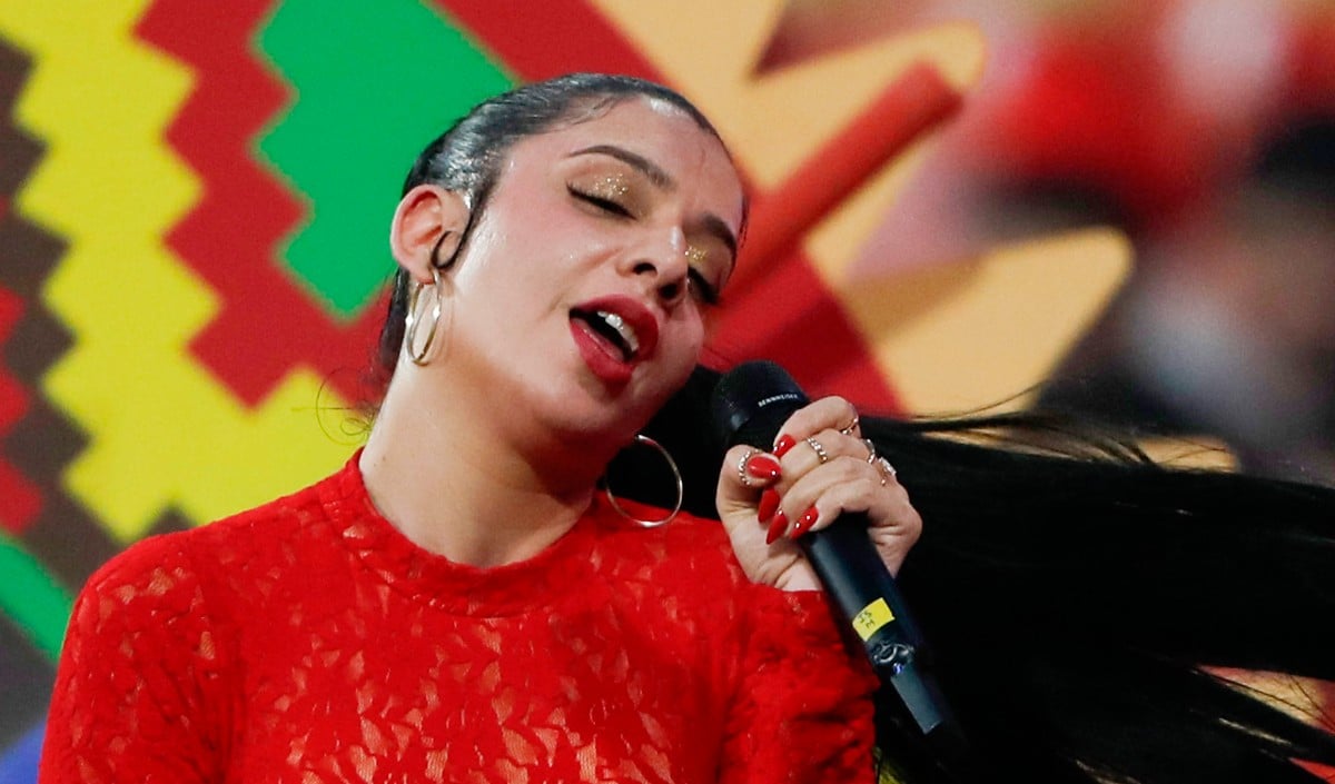 देहरादून कॉन्सर्ट में अफरा-तफरी! बैरिकेड गिरने से सिंगर Jasmine Sandlas ने बीच में रोका शो, माइक पर लगाए 'वाहे गुरु' के नारे