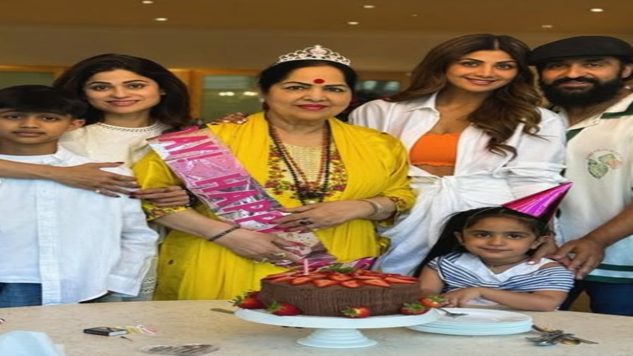 अभिनेत्री शिल्पा शेट्टी ने तस्वीरें शेयर कर मां को दी जन्मदिन की बधाई, पुराने दिनों को किया याद