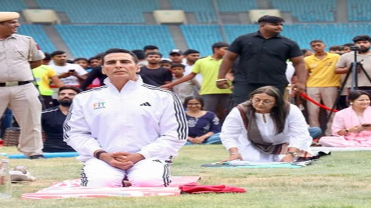 अंतरराष्ट्रीय योग दिवस: अभिनेता अक्षय कुमार ने केंद्रीय मंत्री मनसुख मंडाविया के साथ किया योग