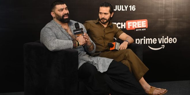 रक्तांचल सीज़न थ्री के वसीम खान और विजय सिंह ने वाराणसी की रौनक को करीब से जिया